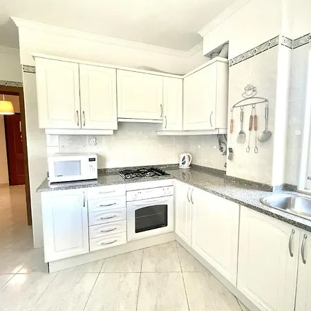 Amazing 1 Bedroom Near Marina *